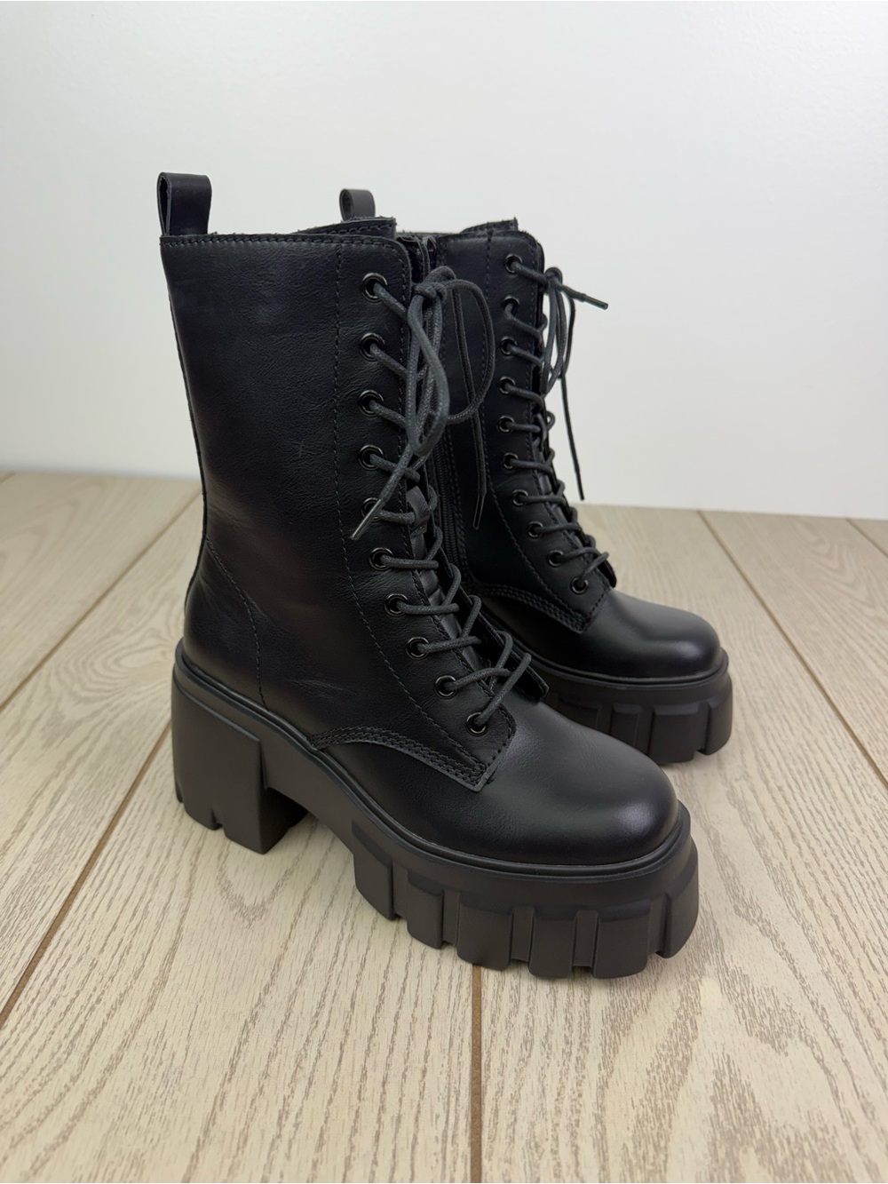 Madden Girl Women's Guster Chunky Combat Lace-up Boots 6.5M Black